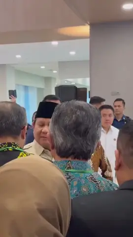 itu baju putih belakang bapak ganteng sekali 😍😍