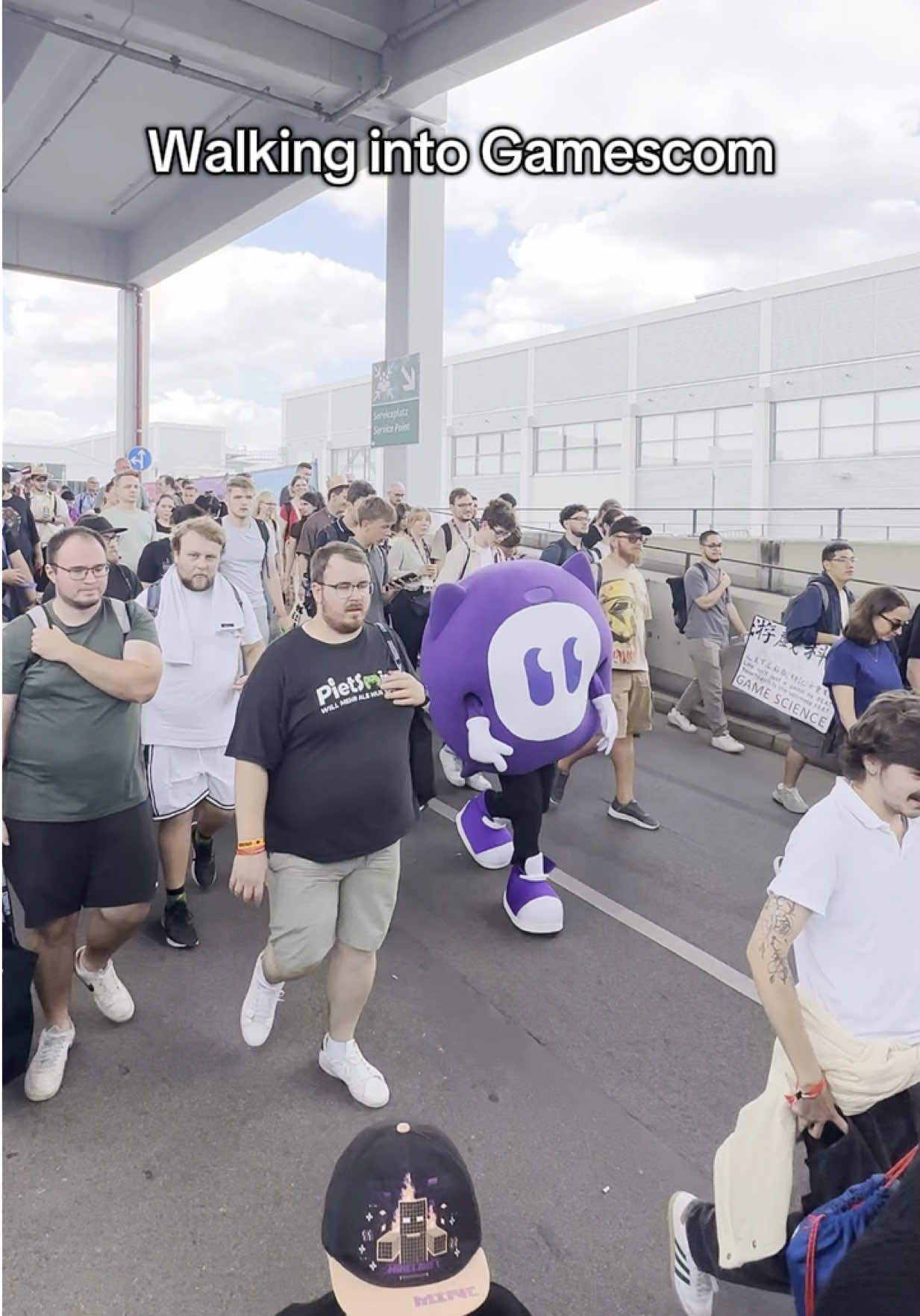 Ziggy walking into Gamescom like he owns the place 💀#crazygames #gamescom #ziggy 