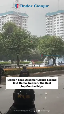Momen saat Pascol atau nama aslinya Dana Panjaitan ikut demo dan hanya menggunakan celana dalam saja terekam kamera berjalan tanpa rasa takut ditengah gas air mata.  Netizen pun benar-benar mengakui bahwa ia adalah top global Miya di dunia game dan dunia nyata.  #radarcianjur 