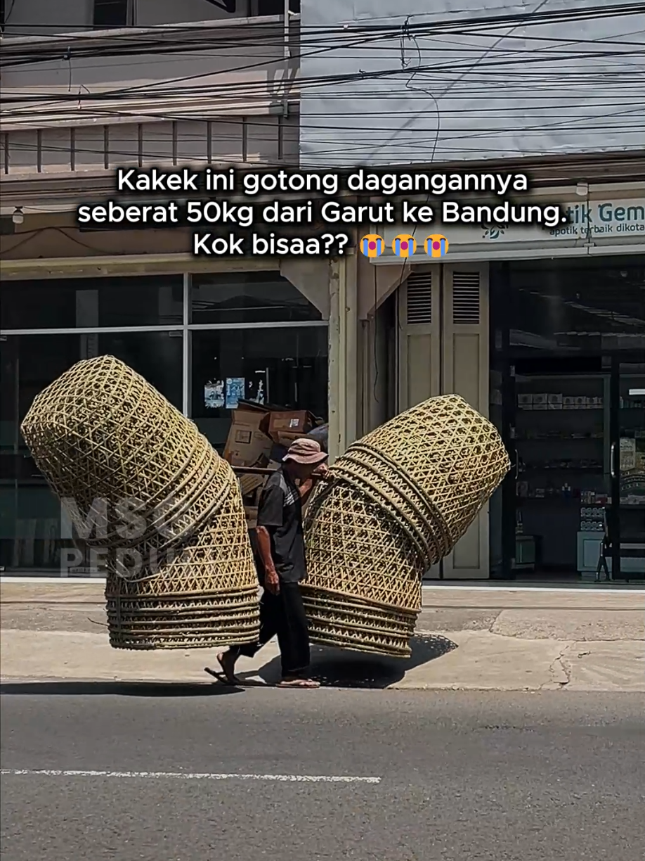 Kakek ini berjualan dengan berjalan kaki dari Garut ke Bandung sambilbmemikul beban 50 Kg di pundaknya. Kalian bisa bayanginkan betapa beratnya perjuangan kakek demi pundi-pundi rupiah.. tapi yang bikin salut beliau tetap tersenyum walaupun perjuangannya begitu berat .. bantu doa ya teman2 supaya dagangan si kakek cepet laris dan kakek sehat selalu aaminn 🤲. #janganlupabersyukur #bersyukur #berbagiituindah #perjuangan #ayah 