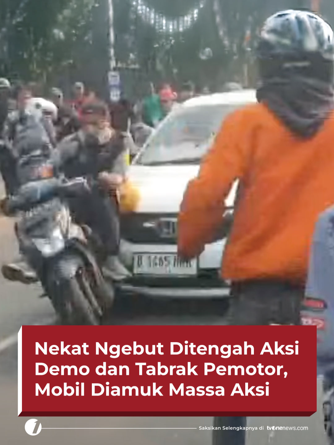 Sebuah mobil melaju dengan kecepatan tinggi menabrak pengendara motor di jalan Pejompongan, Tanah Abang, Jakarta Pusat, Senin (25/8). Mobil yang berjalan dari arah Slipi menuju Pejompongan itu mencoba menerobos massa aksi 25 Agustus. Detik-detik insiden tabrakan itu terekam dan beredar viral di media sosial. Menurut keterangan, pengendara mobil yang merupakan seorang wanita sudah diperingatkan untuk tidak melintas. Namun pengemudi tetap memaksa melintas hingga menyulut emosi massa. Dalam video terlihat massa yang kesal mulai mengejar mobil tersebut hingga menendang dan memukul mobil menggunakan kayu. Simak berita selengkapnya di tvonenews.com #HardNews_Demo #FlashOne #CariBeritaditvOne #DemoDPR #DPRRI #Viral #FO04