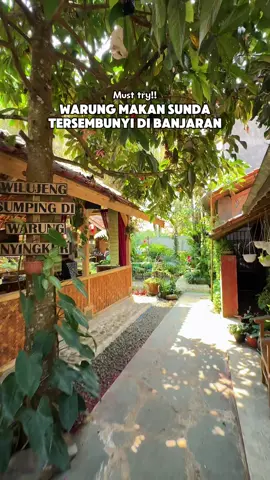 NEMUIN WARUNG MAKAN SUNDA TERSEMBUNYI DI BANJARAN TALAGA‼️ Penemuan warung makan tersembunyi di Banjaran, kita berani bilang ini rekomendasi warung makan terbaik di Banjaran. Citarasa masakan dan suasananya bikin kita susah move on, dan nanti kita ingin balik lagi kesana. 📍@waroeng nyingkur | Blok Sukamanah, Banjaran, Kab. Majalengka, Jawabarat ⏰ 10:00-19:00 WIB #jajanancek #warungnyingkur #kulinermajalengka