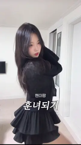 @MEDIHEAL 안녕하세요 여러분!☺️ 요즘 건조하고 더운 날씨에 모공과 각질에 정말 피부 컨디션이 말썽인데 엄청난 아이템을 발견했어요! 바로 메디힐 마데카소사이드 에센셜 마스크 흔적 리페어 10+1매 (KBO 에디션)입니다! 바르자마자 시원한 쿨링감에 열이 확 내려가고 붉은기 진정과 완화에 도움을 줄 뿐만 아니라 잡티와 흔적까지 개선해주는 임상시험이 완료된 효자템이에요! 팩이 개당 900원이면 정말 혜자 아닌가용!! 촉촉한 비건시트여서 순하고 좋더라구요! KBO 한정으로 스티커도 준다고 하니 정말 좋아요 구매 원하시면 링크 참고해주세요! https://www.oliveyoung.co.kr/store/goods/getGoodsDetail.do?goodsNo=A000000231044 #fyp #추천 #피부 #올리브영 #tiktok 