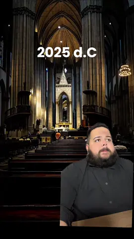 Uma pergunta aos católicos: Se vocês valorizam tanto a Eucaristia, por que muitas vezes servem apenas o pão, sendo que Cristo ordenou oferecer pão e vinho? Muitos de vocês vão alegar que isso acontece por razões práticas (quantidade de fiéis, higiene, risco de derramar o cálice, etc.). Mas será que vale negligenciar a ordem de Cristo em nome dessas desculpas? Vale, então, desconsiderar a Eucaristia? Vocês afirmam que na hóstia já existe a comunhão plena: Concílio de Trento (séc. XVI): “Cristo está presente inteiro sob cada uma das espécies, e não há falta para o fiel que comunga apenas uma delas.” Mas isso contraria as Escrituras, visto que Cristo disse que o pão era a sua carne e o vinho o seu sangue. Ele não disse que o pão era a carne e o sangue. A ordem é clara: é necessário participar dos dois. No entanto, vocês, pagãos papistas, só oferecem ambos em ocasiões específicas, negligenciando, assim, a Ceia do Senhor. #igrejacatolica #catolicos #catolico #eucaristia #catolicismo #igrejacatolicaapostolicaromana #santaceia #santaceiadosenhor #evangelicos #cristao #cristaos #cristaosnotiktok #jovenscristaos 