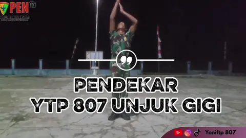 Seorang prajurit YONIF TP 807/MNM menampilkan kemampuan seni bela diri yang dimilikinya dengan penuh semangat, keteguhan, dan keyakinan. Gerakan yang tegas dan terarah bukan hanya menunjukkan ketangkasan fisik, tetapi juga mencerminkan jiwa ksatria, disiplin, serta pengendalian diri yang menjadi bagian dari jati diri seorang prajurit TNI. prajurit YONIF TP 807/MNM membuktikan bahwa seni bela diri bukan hanya keterampilan bertahan dan menyerang, tetapi juga sebuah warisan budaya yang sarat dengan nilai kebangsaan dan semangat bela negara. 