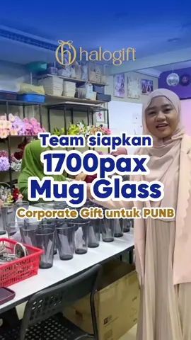 Team production Halogift siapkan tempahan  1700pax Mug Glass untuk PUNB. Kali ini client request Mug Glass saiz yang lebih tinggi dengan custom logo & details pada sleeve siap sekali dengan custom wish card.✨ Nak corporate gift untuk event company anda juga ? Halogift ada pelbagai jenis Corporate Gift yang menarik , anda juga boleh mix & match untuk jadikan set hadiah yang eksklusif ! Dapatkan katalog kami sekarang 😃  Boleh klik link di bio 👆  https://halogifthq.wasap.my/ #eventcorporategift #corporategift #companyevent  #punb #customerservice 