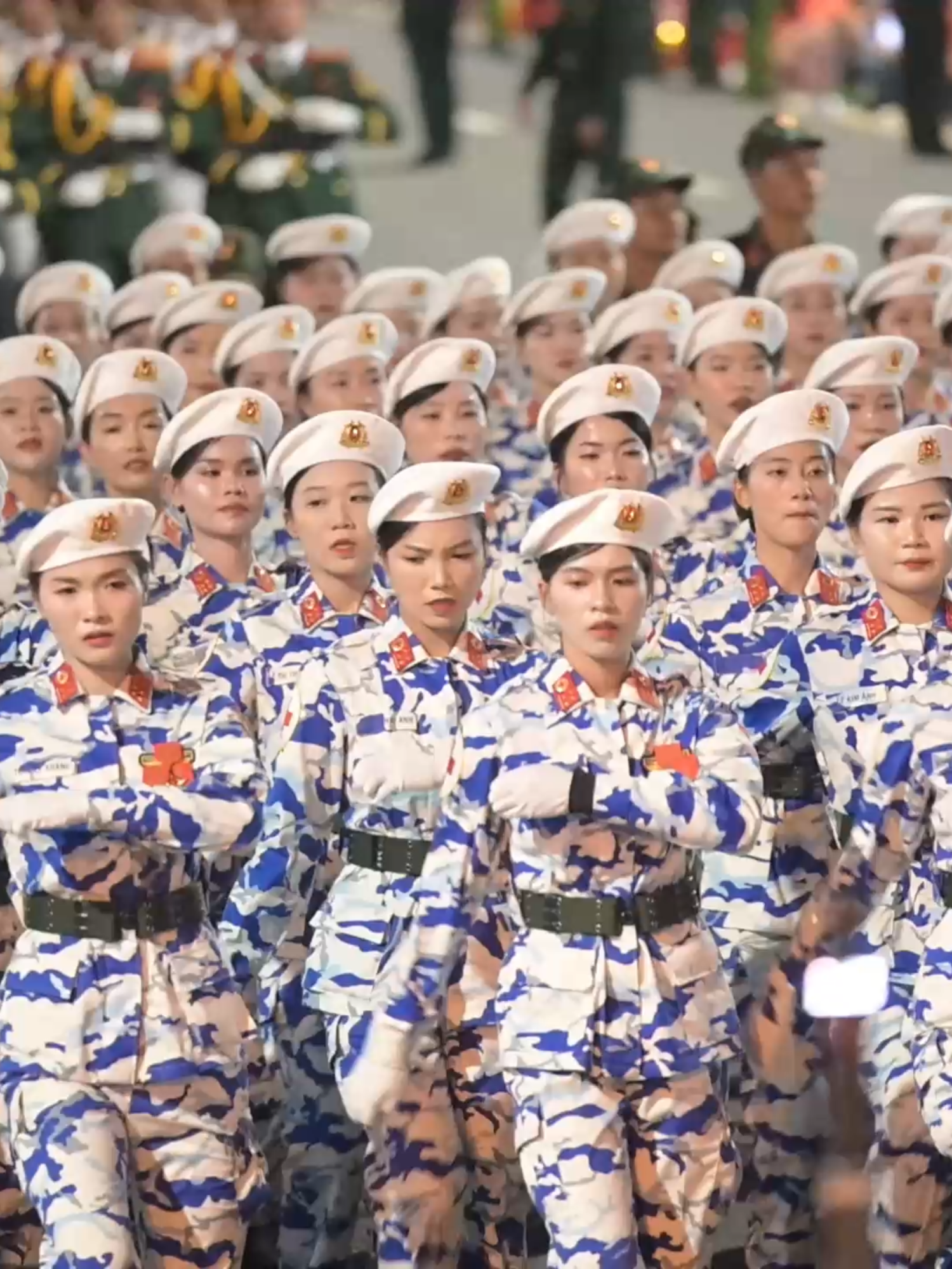 Chi tiết cảnh khối nữ sỹ quan quân Y sai nhịp ở cuối đường Hùng Vương phải dừng lại để sửa trong buổi THL 21.8.  Nữ cầm cờ hò hét  2 bảo vệ cờ sửa nhịp, ta có thể thấy hai vị trí bảo vệ cờ rất quan trọng, nếu bv cờ đi sai nhịp của trưởng khối thì sẽ dẫn đến khối bị loạn nhịp.... Khu vực tách khối bị loạn nhạc nên các bạn sai và đã sửa ngay. Yêu cầu của THL 21.8 cũng chỉ là khớp thời gian #quockhanhvietnam #quockhanh2/9 #a80 #tổnghợpluyện21.8