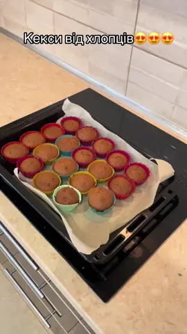 🥰Поки в день відпочивали молодші то Саша з Костею вирішили нас здивувати. І приготували кекси🤩