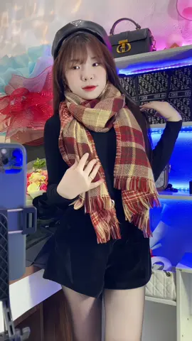 Chiếc khăn choàng không thể thiếu trong mùa đông. Nó ấm mà nó lại xink @Phụ kiện QO #xuhuong #khanchoangquocdan #khanchoangmuadong #khanquangcoqo 
