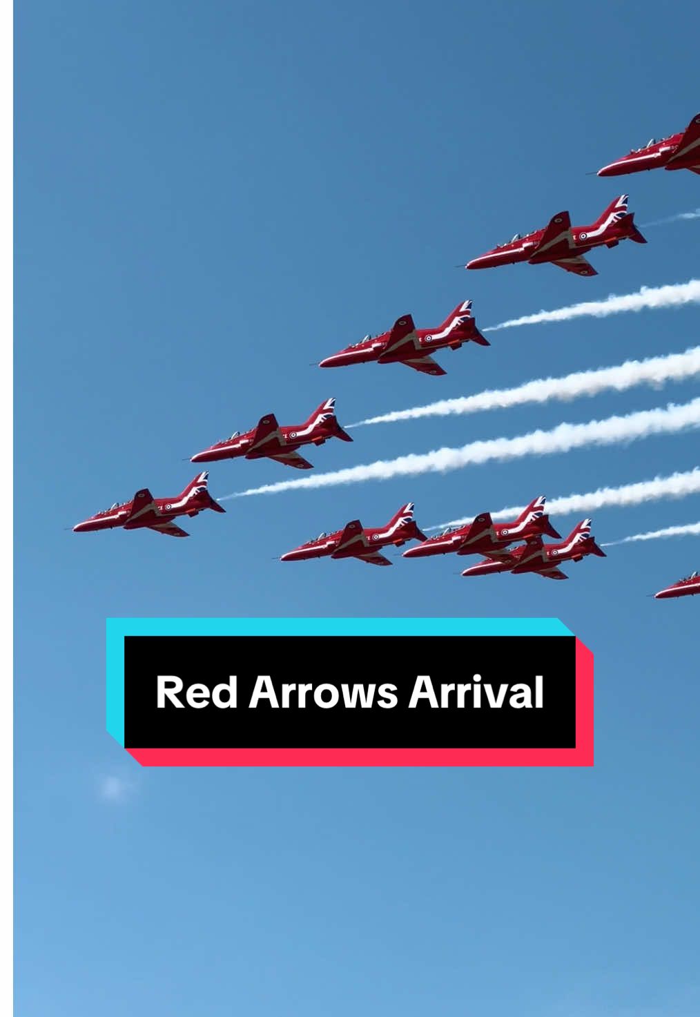 Watching the Red Arrows arrive with a left break to land will never get old 😮‍💨 #redarrows #aviation #avgeek #planes #planespotting 
