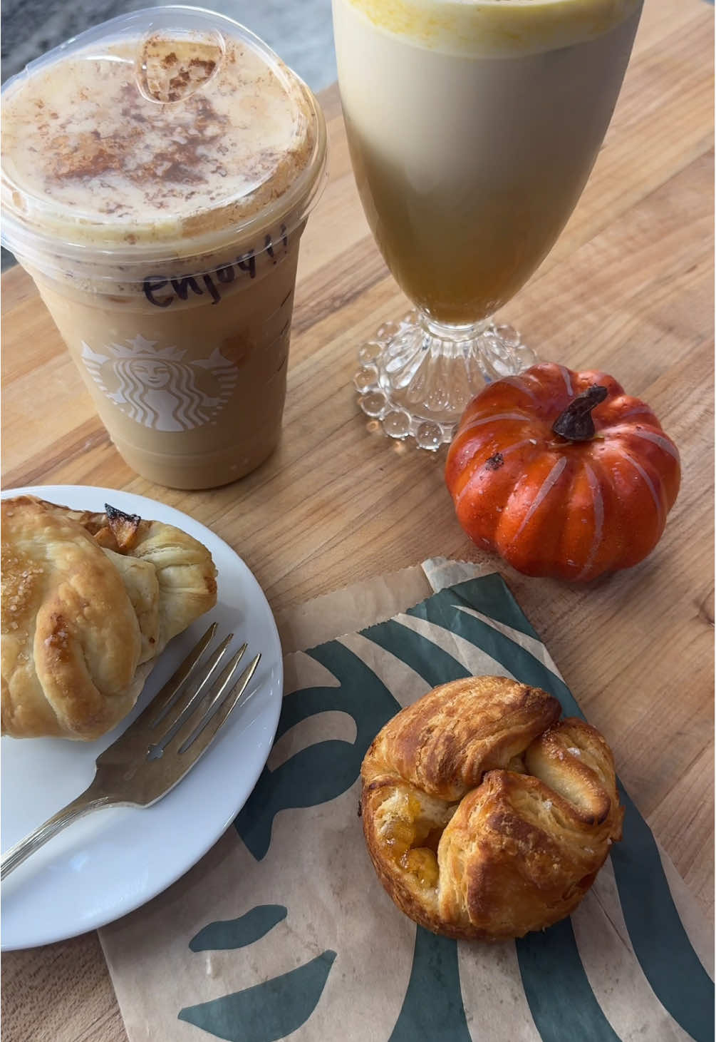 Chef vs. Drive Thru: Who’s Faster at Making a Starbucks Iced Pumpkin Cream Chai Tea Latte & Baked Apple Croissant? #fyp #kitchenable #Foodie #chefvsdrivethru #starbucks #personalchef #chefslife #FoodTok #icedpumpkincreamchaitealatte #pumpkinchaitealatte #starbuckstok #starbuckspumpkinspice #ianosterhaus #bakedapplecroissant #starbuckscroissant #pumpkinspice #pumpkinspicelatte #starbucksfalldrinks #fallcoffee #starbuckscoffee #coffee (ft. @Ian) 