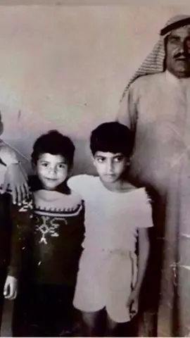 صورة نادرة لسمو الشيخ محمد بن زايد آل نهيان في سبعينات القرن الماضي، بين زملاء الطفولة ودفء البدايات. ملامح البراءة والطموح كانت تبشّر بقائد استثنائي يحمل في قلبه حب الوطن. ✨ إذا تعرفتوا على أحد الزملاء في الصورة، شاركونا أسماءهم لتبقى هذه الذكريات حيّة في ذاكرة الوطن. من أرشيف @MBZ  #دولة_الامارات_العربية_المتحدة #الشيخ_محمد_بن_زايد_آل_نهيان #الشيخ_خالد_محمد_بن_زايد_آل_نهيان #سلمان_عبدالرحمن_بوشليبي #زايد_الخير_والعطاء_والانسانية #رجال_تحت_ظل_زايدا   #قلب_أبوظبي #قلب_دولة_الإمارات #محمد_بن_زايد #سبعينات_الإمارات #ذاكرة_الوطن #صور_نادرة #أرشيف #زمن_الطيبين #ذكريات_المدرسة #1961mbz  