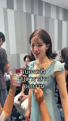 ในคลิปนี้มีดารากี่คนน!! 🤣  ใครอยากดูเบื้องหลังจุกๆ ไปช่องนี้ได่เบยค้าา🫶🏻🩷 @JANISTARRR  @คู่มือเตรียมดัง  @ข้างบ้านเจนบิวตี้  #khemjirabusking #เขมจิราต้องรอดep3 #tiktok #เจนิส #ข้างบ้านเจนบิวตี้ 