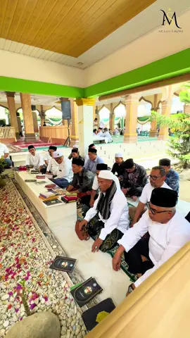 Tak terasa setahun sudah Tu Sop kembali ke sisi Allah SWT. Dalam haul 1 tahun di Dayah Babussalam Al-Aziziyah Jeunib Bireuen ini, kita kembali mengenang beliau dengan doa dan rasa rindu yang tak pernah habis. Keteladanan, ilmu, dan nasihat beliau menjadi cahaya yang terus menerangi hati masyarakat. Semoga Allah menempatkan beliau di tempat terbaik, melapangkan kuburnya, dan menjadikan segala amal kebaikan yang telah beliau ajarkan sebagai amal jariyah yang terus mengalir tanpa henti. Al-Fatihah untuk almarhum Tgk. H. Muhammad Yusuf A. Wahab (Tu Sop) 🤲🏻✨ 