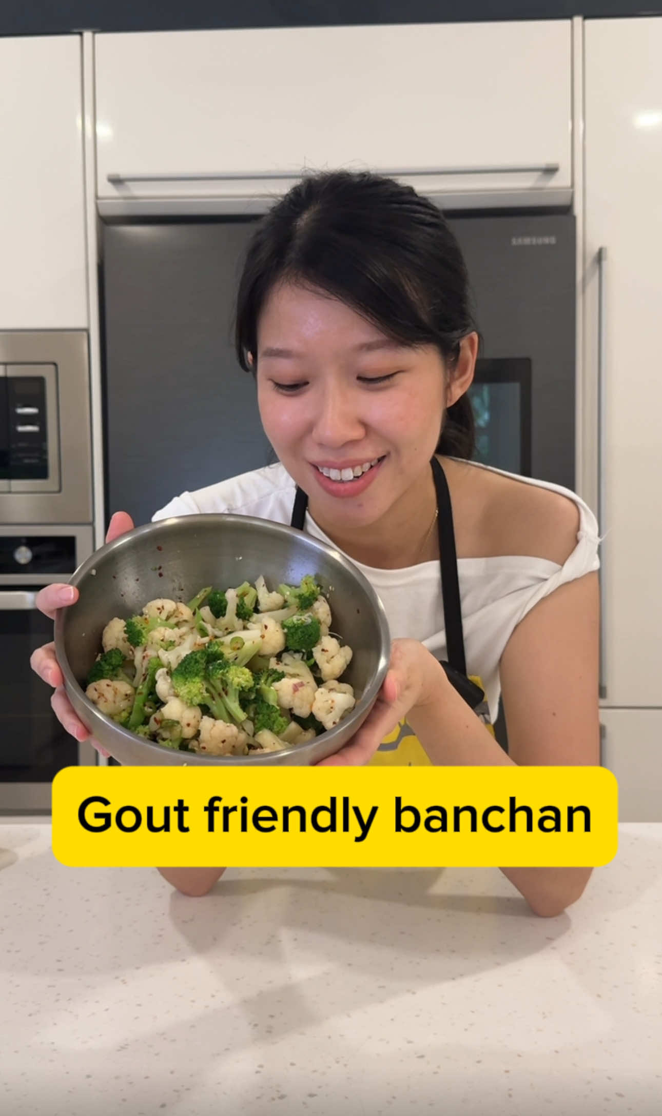 Cruciferous veggies like broccoli & cauliflower contain sulforaphane, which helps your kidneys clear uric acid and fights inflammation. ✨ ingredients + gi values: 🥦 1 bulb broccoli (gi ~10) 🌸 1/2 bulb cauliflower (gi ~10) 🧄 2 cloves garlic (gi ~30) 🧂 2 tbsp sesame oil (gi ~0) 🌱 sesame seeds (gi ~0) 🧃 light soy sauce (gi ~15) 🌶 1 tsp chili flakes (gi ~0) 🌿 1/4 cup spring onion, chopped (gi ~15) 🧂 salt & pepper to taste (gi ~0) ✨ method: 1️⃣ blanch broccoli and cauliflower briefly in boiling water. 2️⃣ rinse under cold water to keep them crisp. 3️⃣ toss with garlic, sesame oil, soy sauce, chili flakes, spring onion, sesame seeds, salt & pepper. 4️⃣ store in a container — enjoy anytime straight from the fridge! small smart choices like this make living with gout easier. but if gout has been haunting you for years, you already know , it takes more than just side dishes. that’s why i built my 1-on-1 reset program, the same method i used to help my dad after 25 years of pain. dm me “reset” if you’re ready to finally take control. #goutdiet #nutritiontips #lowpurine #guthealth 