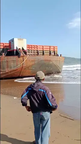 kapal tongkang terdampar di pantai konang