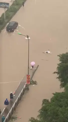 Người lớn hơi cực ‘ nhưng các cháu lại vui 🤣🤣#bão 