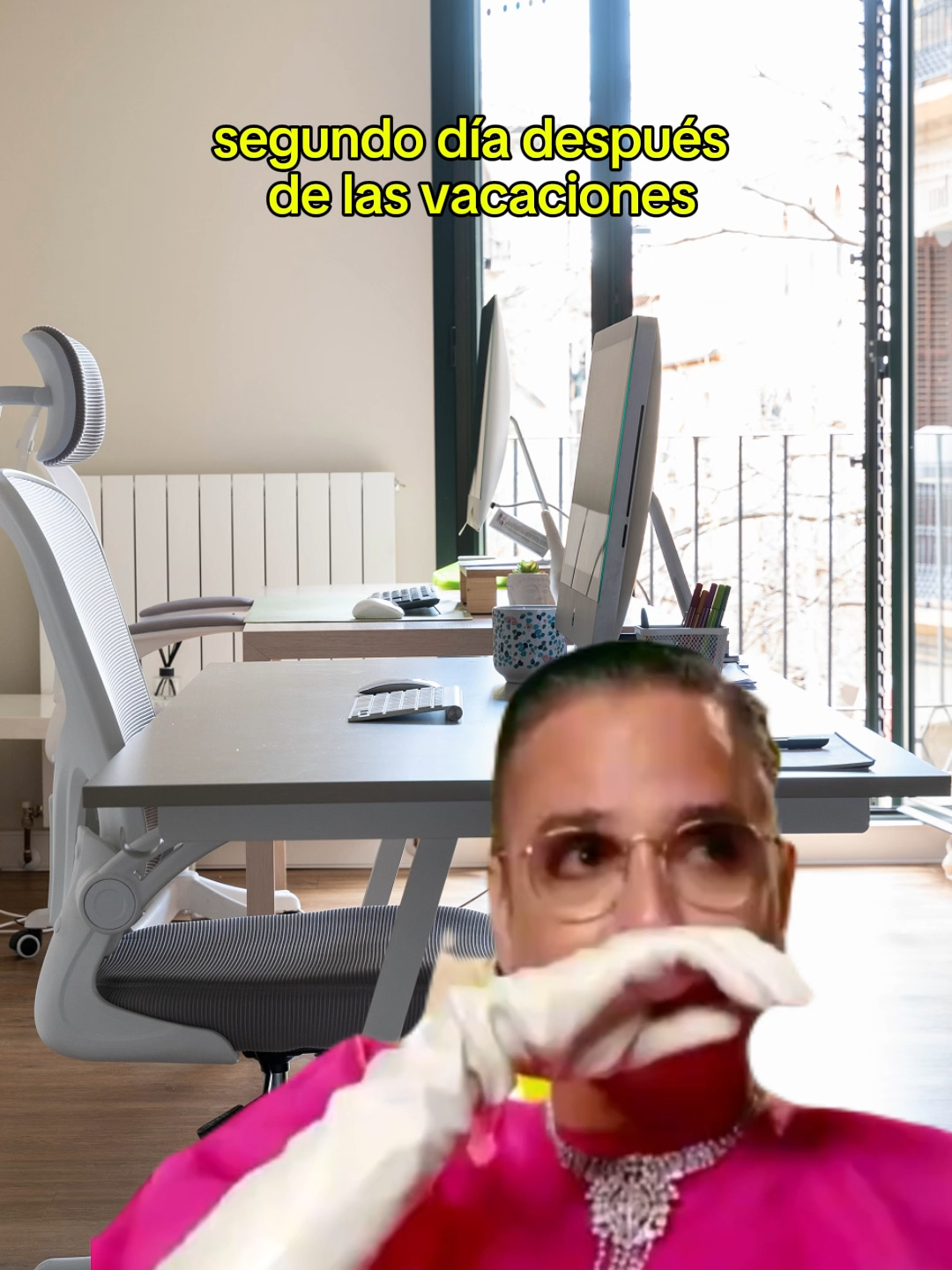 ❓¿Cuándo me preguntan cómo estoy tras la vuelta de las vacaciones? 📅 Segundo día de trabajo y ya estamos entre campañas, contenido y reuniones de casi tres cafés😅 En Marketing Divertido nuestros clientes son lo primero. Pero si no hay humor en la oficina, no hay creatividad🙌 📲 Si también has vuelto al ritmo de las redes sociales, seguro que te sientes identificado. #MarketingDigital #VueltaAlTrabajo #MemeDeTrabajo #HumorDeOficina #MarketingEnRedes #ContenidoParaNegocio #VideosDeHumorDeTrabajo #MarketingDivertido #AgenciaCreativa #TikTokMarketing