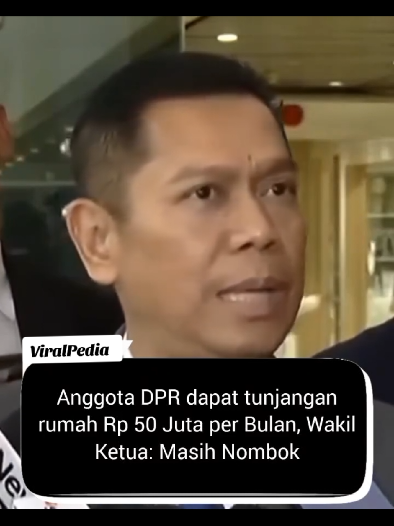 Wakil Ketua DPR Adies Kadir menjelaskan alasan di balik pemberian tunjangan rumah bagi anggota DPR yang mencapai Rp50 juta per bulan. Menurutnya, angka itu masih di bawah kebutuhan riil sewa hunian di sekitar Senayan. “Kalau Rp3 juta (per bulan) dikalikan 26 hari kerja berarti Rp78 juta per bulan, padahal yang didapat sekitar Rp50 juta per bulan. Nah, jadi mereka masih nombok lagi,” katanya di Gedung Nusantara II DPR, Selasa (19/8/2025). Adies menilai tunjangan tersebut wajar karena anggota DPR tidak hanya menjalani rapat, tetapi juga membahas anggaran negara yang kompleks. Ia menambahkan, banyak anggota dewan yang memiliki tanggungan keluarga mulai dari istri hingga supir pribadi, sehingga ukuran rumah kecil tidak memadai. Gimana menurutmu sob? #wakilketuadprd #dprd #adieskadir #gelap #konoha 