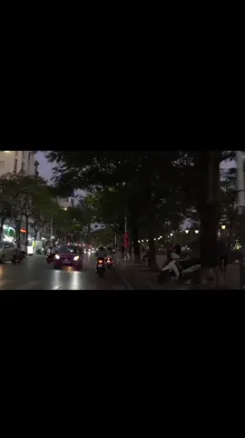 Có những nỗi buồn không thể nói thành lời và bạn chỉ biết thể hiện qua câu chữ để truyền tải. Không hy vọng thấu hiểu, chỉ mong được nói ra...  ... Và sau nhiều lần thất vọng, người ta sẽ biết tự từ bỏ hy vọng...