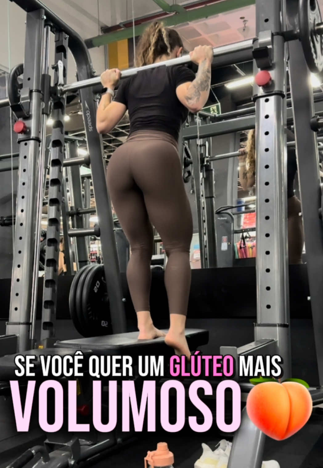 O Step Up no Smith é um dos exercícios mais completos para glúteo e coxa 🍑🔥 Ele ativa de forma especial a região distal do glúteo, responsável por desenhar a famosa gota — o encaixe bonito entre glúteo e perna. Se você sente que precisa desenvolver melhor essa região ou quer treinar de forma mais direcionada, é aí que entra a consultoria online: prescrição correta, intensidade certa e evolução de verdade. 👉 Salva esse post e testa no próximo treino!