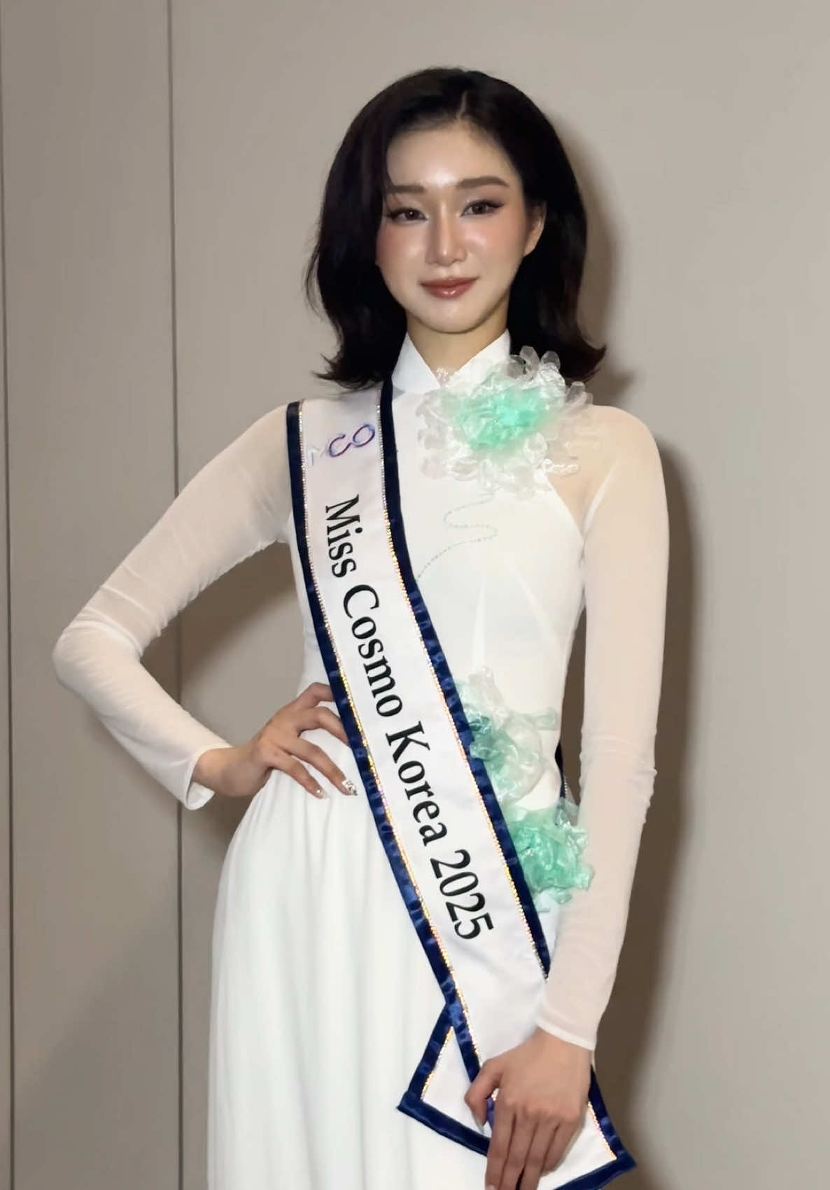 A beautiful moment of friendship, as Miss Cosmo Korea 2025 @woohaesu990810 gracefully shines in the Vietnamese áo dài - a true symbol of cultural pride. Tech-shion Show See Now Scan Now by Zalopay and Miss Cosmo Vietnam Áo dài by Áo Dài Song Toàn #MissCosmo  #Zalopay  #SeeNowScanNow  #SongToan #ThuThiemRiverstage  