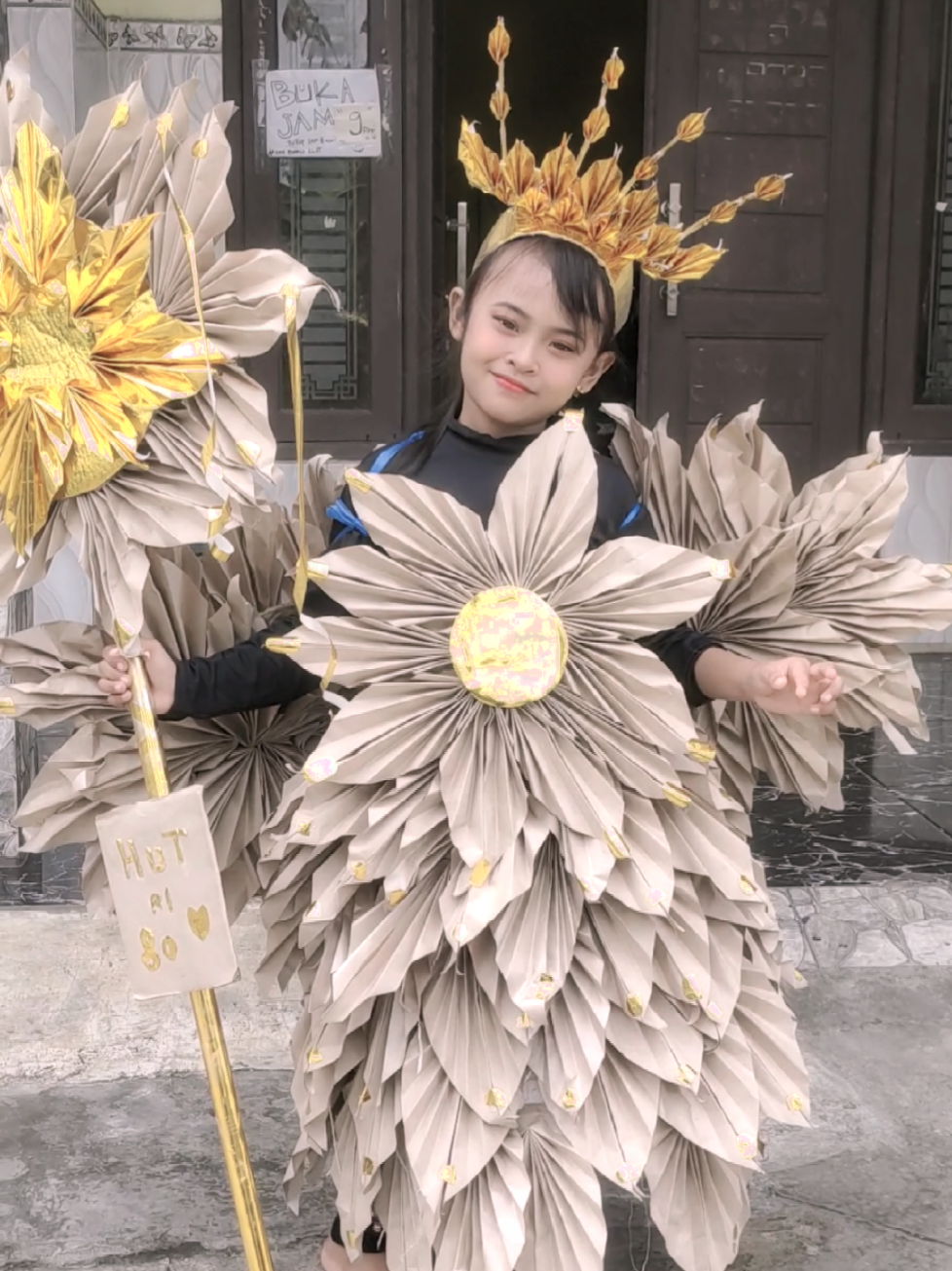 Mashaa Allah Tabarakallah.. Biasanya bagian lihat² ... Ketika Lihat Videonya Senang Sekali Sekarang Yg Jadi Model Maskotnya Ia Sendiri 😍  #Karnaval #pawaiagustusan #pawai #gaundaurulang #gaundaurulangkertasnasi #kreasikarnaval #gaunkarnaval #fyp #agustus #maskot #hutri80 #kostumkarnaval #pawaianaktk 