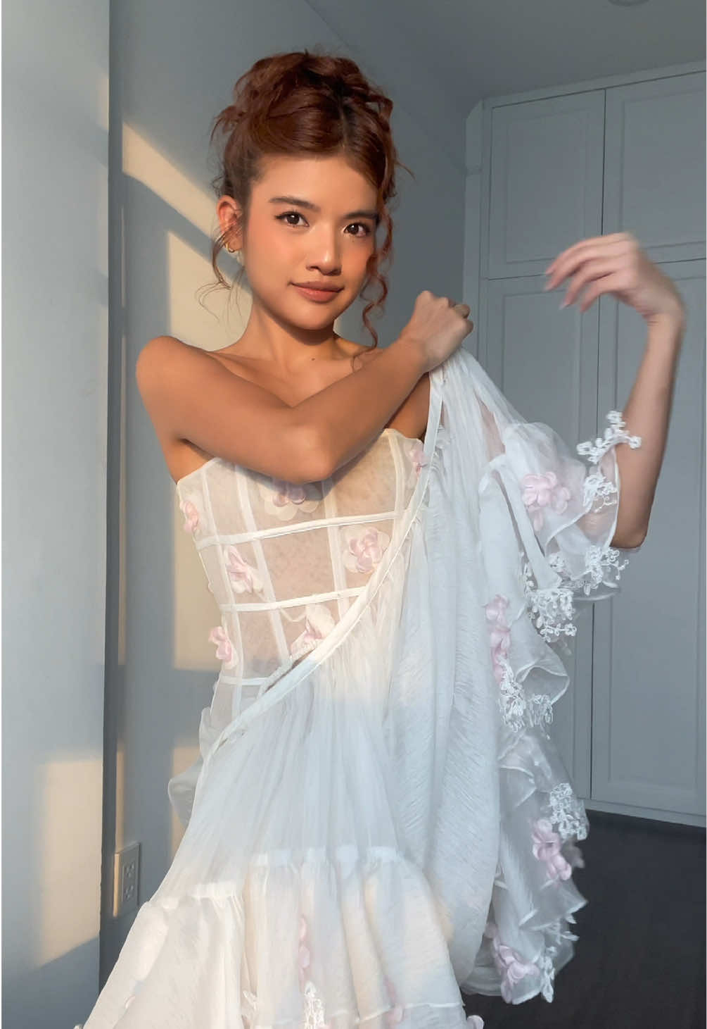 Chiếc set với loại vải óng ánh xuyên thấu trendy + corset đậm chất công chúa Châu Âu hồi xưa, nữ tính và mỹ miều hết phần thiên hạ! Vibe công chúa thời nay này có làm các cô gái muốn thử mặc gấp gấp?✨ 💖👑 ✨Outfit: @ONONMM✨ . . . . . . . . . . . . . . . . . . #dress #fashion #OOTD #viral #princess 