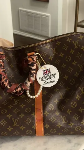 Obsessed with this little luggage tag #luggagetag #london #embroidery #classic #louisvuitton 