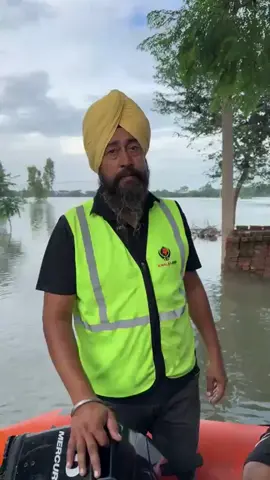 ਅੱਜ ਹਰੀਕੇ ਹੈੱਡ ਦੇ ਸਾਰੇ ਗੇਟ ਖੋਲ੍ਹ ਦਿੱਤੇ ਗਏ ਜਿਸ ਕਾਰਨ ਜਿਲ੍ਹਾ ਫ਼ਿਰੋਜ਼ਪੁਰ ਪਿੰਡ ਰੁਕਣੇ ਆਲਾ ਅਤੇ ਸੱਤ ਅੱਠ ਪਿੰਡ ਪਾਣੀ ਦੀ ਲਪੇਟ ਵਿੱਚ ਆ ਗਏ ਲੋਕਾਂ ਦੇ ਘਰਾਂ ਵਿੱਚ ਪਾਣੀ ਵੜਿਆ ਹੋਇਆ ਹੈ ਖਾਲਸਾ ਏਡ ਦੀ ਟੀਮ ਵੱਲੋਂ ਲੋਕਾਂ ਨੂੰ ਘਰਾਂ ਵਿੱਚੋਂ ਰੈਸਕਿਉ ਕੀਤਾ ਜਾ ਰਿਹਾ ਹੈ। DONATE : https://khalsaaid.org/donate/in #khalsaaid #khalsaaidinternational #khalsaaidindia #panjab #flood #relief #sewa #continues