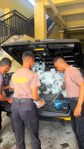 Pada hari Selasa, 26 Agustus 2025, anggota Subdit Dalmas Ditsamapta Polda Jawa Timur melaksanakan kegiatan rutin berupa pengecekan peralatan Dalmas. Kegiatan ini dilakukan untuk memastikan seluruh perlengkapan operasional dalam kondisi baik, siap digunakan, serta lengkap sesuai standar yang telah ditetapkan. Pengecekan peralatan juga bertujuan meningkatkan kesiapsiagaan anggota dalam menghadapi berbagai tugas pengamanan maupun penanganan situasi di lapangan. @divisihumaspolri @humaspoldajatim @sabhara.id @polripresisi @polisi_indonesia @polisibaik.id @korshabara @ditsamapta_poldajatim @suarasurabaya @posko.presisi @surabayaterkini @aslisurabaya @polisiindonesia.tv #Polri#Polisi#PoldaJatim#Ditsamapta#Dalmas