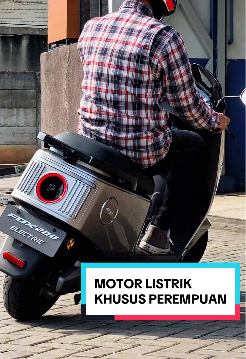 Salah satu fitur unggulan dari motor listrik Polytron Fox 200 nih, ada Fox Alert yang kasih peringatan kalau belok gak sesuai sein dan kalau seinnya lupa dimatiin! Keren ya? 😂 salah satunga karena itu jadi ciri dari pengendara mba mba ibu ibu 😅 #motorlistrik #motorbaru #motorlistrikindonesia #polytron #polytronev 