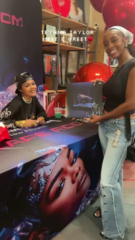 I got to meet the amazing @Jimmy Neutch I’ve been playing this album non stop it is so 🔥🔥🔥. #escaperoom #teyanataylor #meetandgreet 