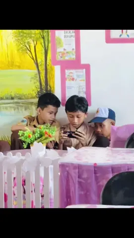 APAKAH INI YANG DINAMAKAN CINTA SEGITIGA