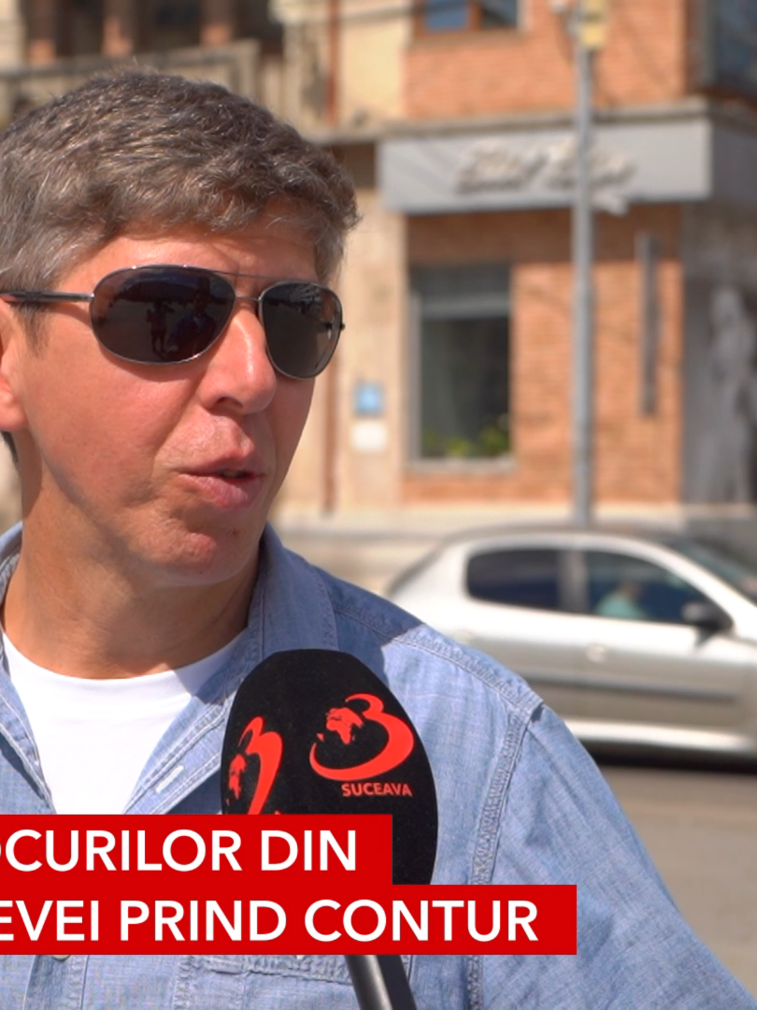 Fațadele blocurilor din centrul Sucevei prind contur Lucrările de renovare a fațadelor blocurilor din centrul municipiului Suceava avansează cu rapiditate. Este vorba de blocurile situate pe străzile Nicolae Bălcescu și Dimitrie Onciul.