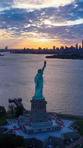 Un lever de soleil avec la statue de la liberté face aux buildings new yorkais… que demander de plus ❤️ New York, la ville qui ne dort jamais 🤩 - A sunrise with the Statue of Liberty facing the New York skyline… what more could you ask for? ❤️ New York, the city that never sleeps 🤩 #travel #nyc #newyork #newyorkcity #skyline 