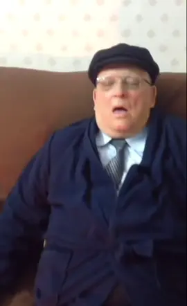 Nonno che riposa ….😂#napoli#nonno#riposino#trash#viral 