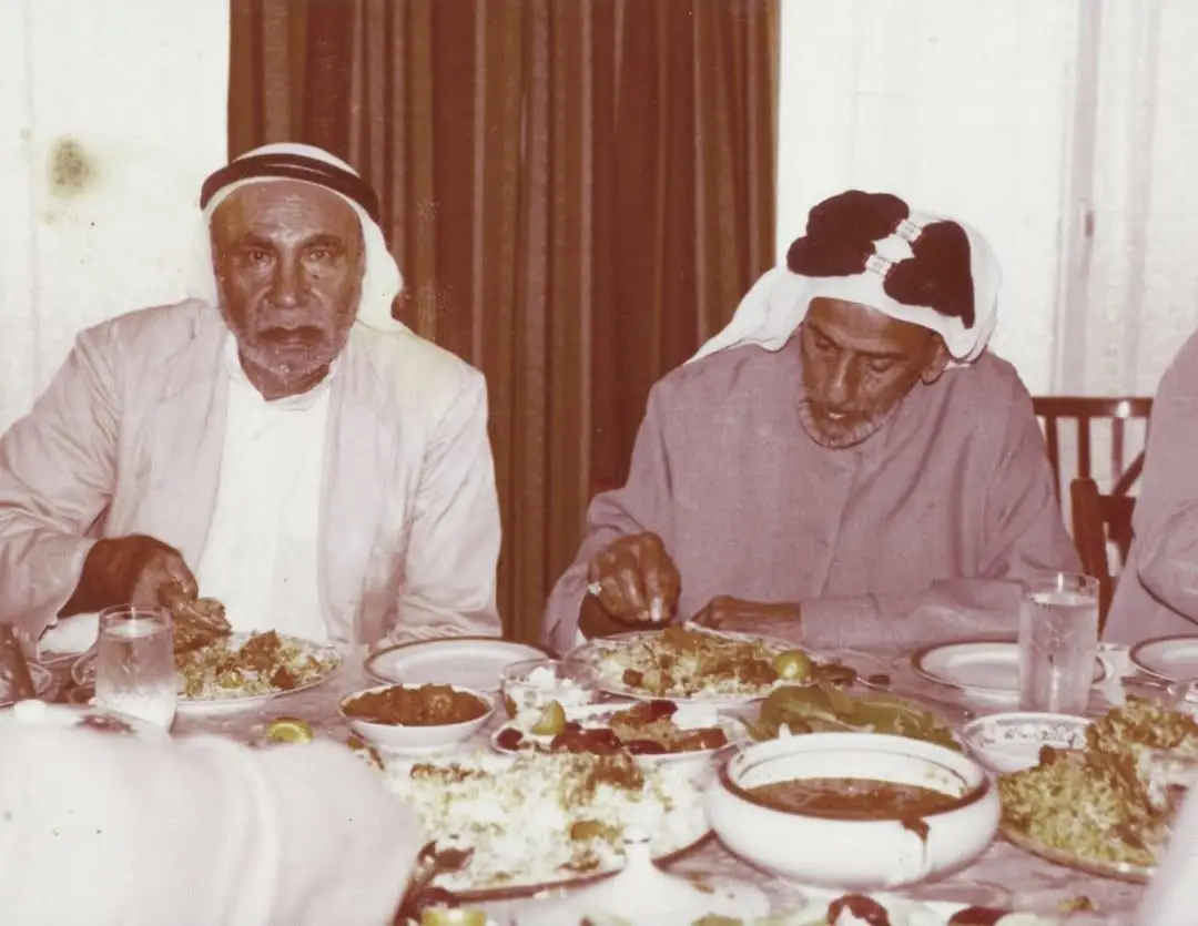 مجموعة صور جميلة على مأدبة عشاء في منزل الحاج عبدالله الذهبه تجمع كل من العلامة الشيخ منصور الستري والشيخ عبد الامير الجمري والشيخ سليمان المدني والملا عطية الجمري والشيخ أحمد خلف العصفور والسيد عبد الله الغريفي والشيخ عيسى قاسم والعلامة السيد محمد حسين فضل الله والسيد علوي المشقاب والشيخ محمد مهدي الأصفي والشيخ علي الكوراني والزيرة وآخرين وتعود إلى سنة 1979م