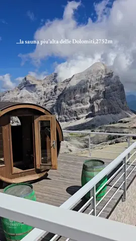La sauna finlandese in legno di larice, riscaldata a legna, con vista panoramica sulle Dolomiti, si trova sulla terrazza laterale del Rifugio Lagazuoi😌 #dolomiti #mountaintrekking #relaxing 
