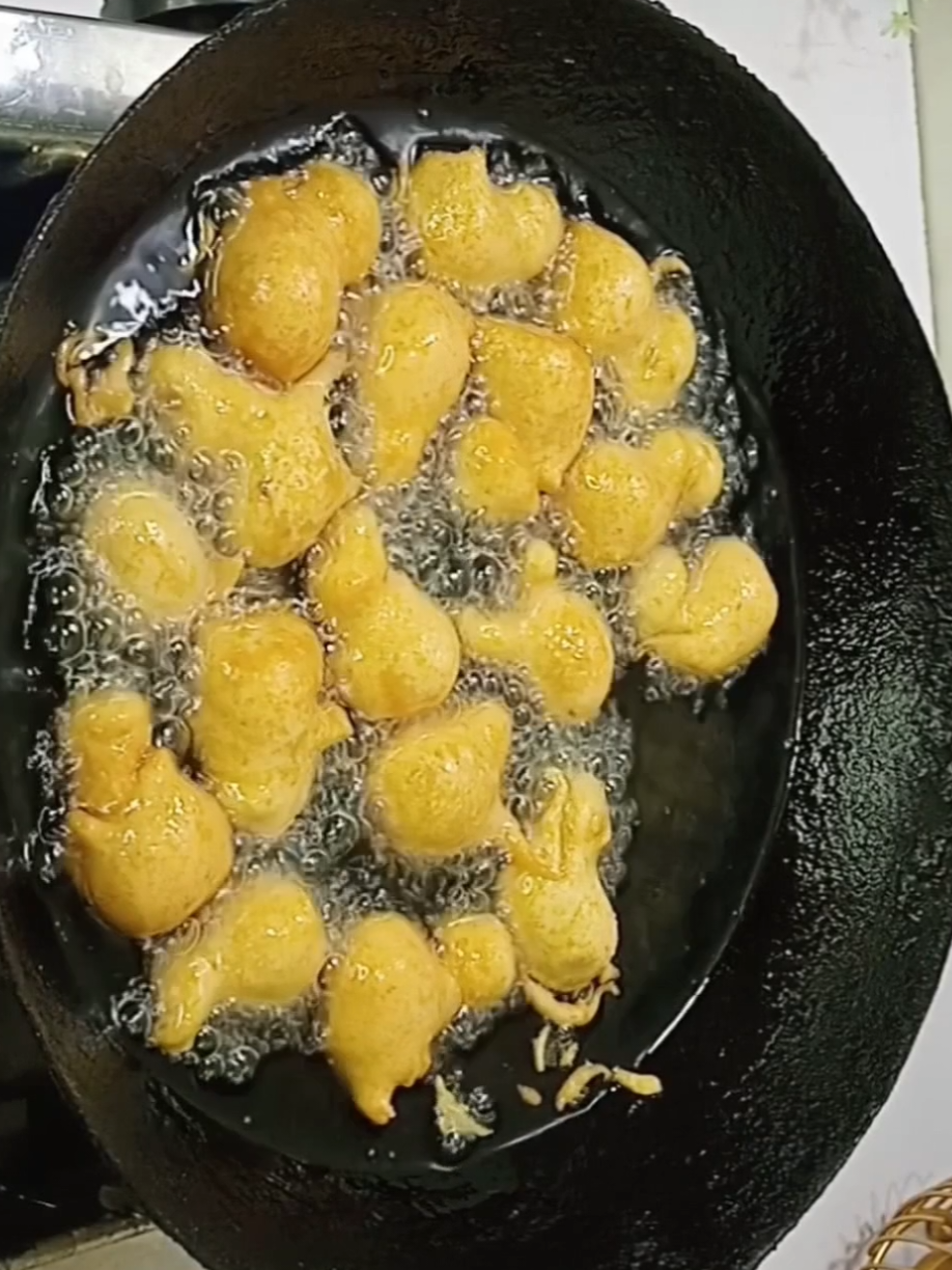 Barish K Mosam May Pani Wali Phulki Banae 🔥 Subscribe my YouTube channel and Follow me on Instagram #recipes #paniphulki #chaat #paniwalichaat #tamashaseason4 