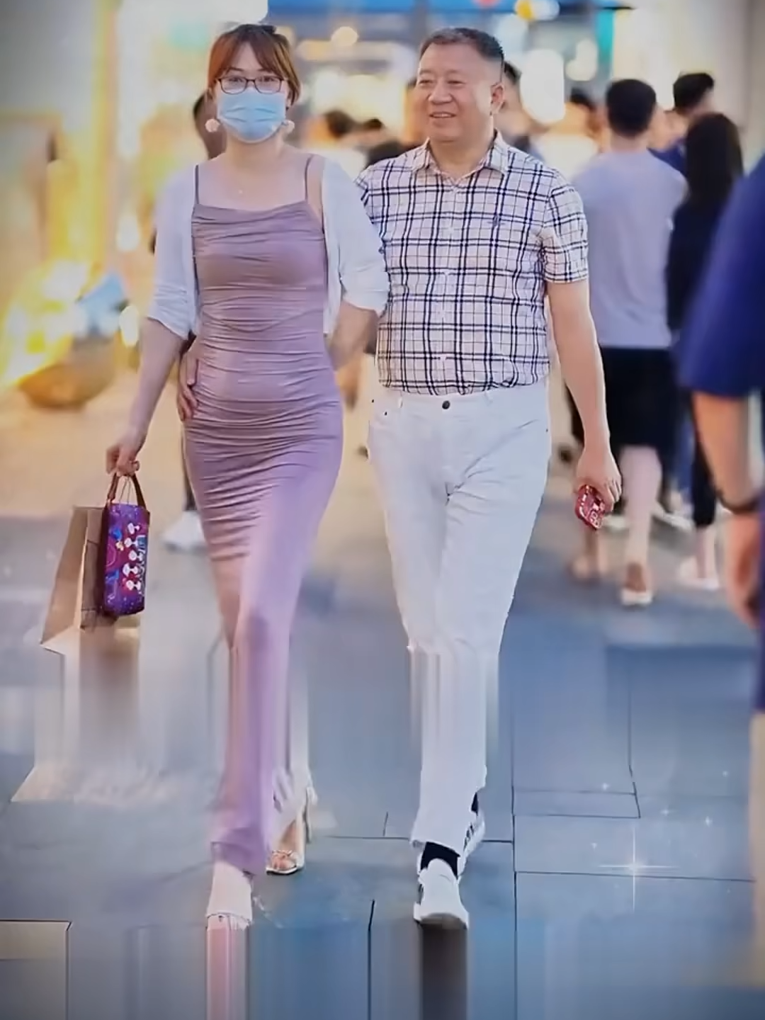 Tổng giám đốc Vương không chiều thư ký bằng túi xách hay trang sức, mà dạy cô cách kiếm tiền bằng tư duy kinh doanh độc đáo. Chỉ với 30.000 tệ đặt cọc và một chiến lược khôn ngoan, cửa hàng trái cây vắng khách trở thành mỏ vàng. Bài học: tiền không phải là sức mạnh lớn nhất, tư duy mới là vũ khí tối thượng. #TuDuyKinhDoanh #CoHocKyThu #TriTueNganNam #BanLinh #KyNangSong #SachNenDoc #BaiHocLamGiau