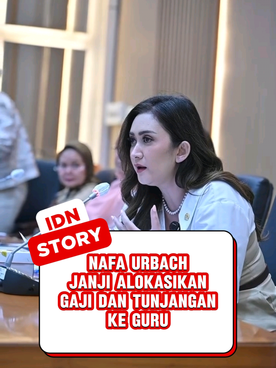 Nafa Urbach janji alokasikan seluruh gaji dan tunjangan DPR untuk bantu guru sampai 2029. Langkah yang jarang dilakukan anggota dewan, setuju nggak? - - - #nafaurbach #dpr #guru #fyp #viralvideo 