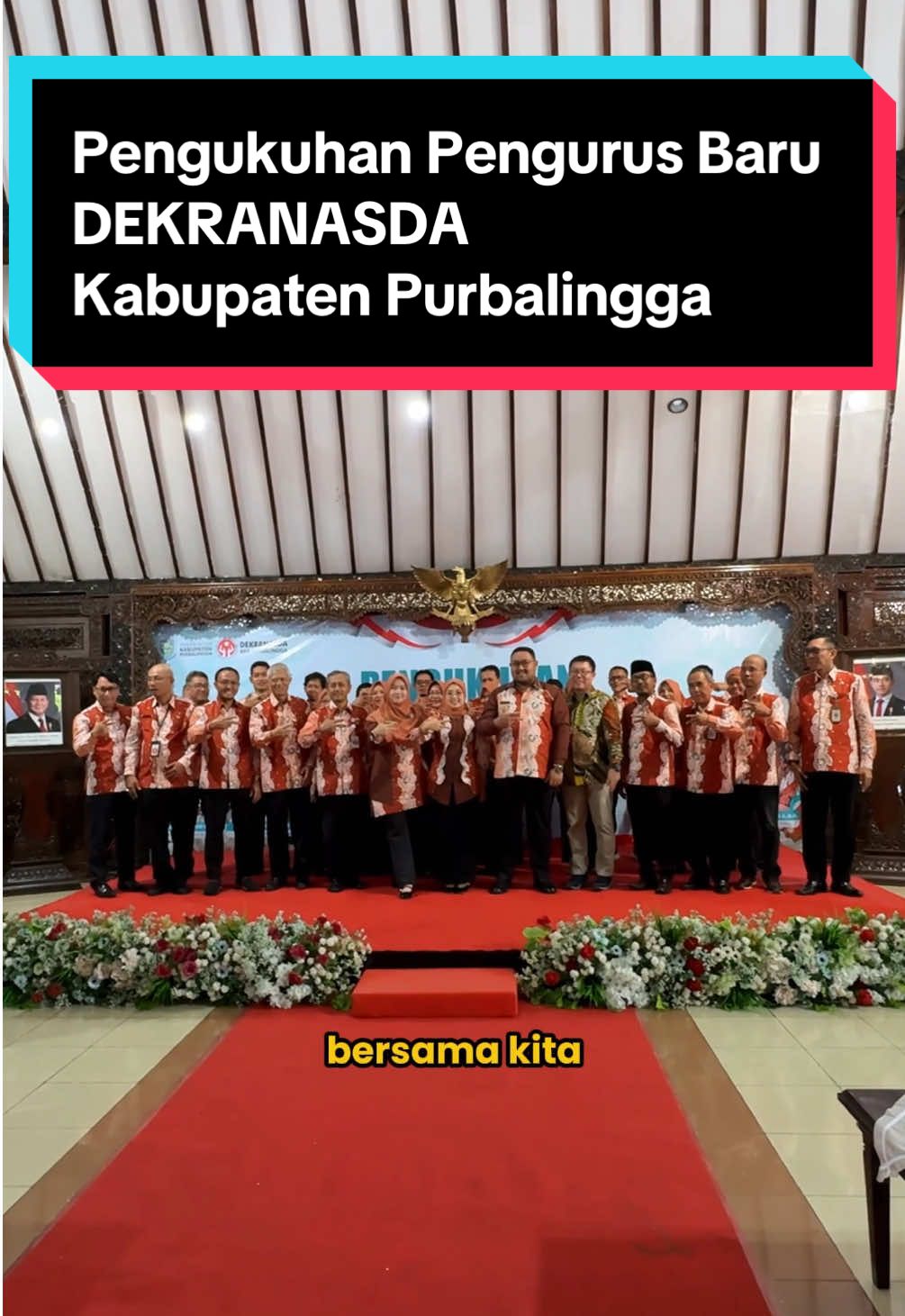 Pengukuhan pengurus Dekranasda Purbalingga 2025 menjadi langkah baru untuk tumbuh memperkuat kiprah para pengrajin dan pelaku UMKM di Purbalingga. Purbalingga kaya akan karya kreatif masyarakatnya, mulai dari anyaman, batik, hingga produk UMKM dan IKM yang sudah dikenal luas. Saya bangga Purbalingga telah mampu menunjukkan kualitas yang tidak kalah dengan daerah lain 👍🏻 Dengan kepengurusan baru ini, semoga semakin banyak inovasi dan kreasi yang lahir dari tangan-tangan hebat masyarakatt Purbalingga kita. #FahmiDimas #MasDimas #WakilBupatiPurbalingga #Purbalingga #DekranasdaPBG