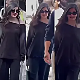 why does az look like a k-pop star arriving at the airport? her style is so on point!!😊💛 @AZ Martinez #azmartinez #az #azralph #tiktokputmeonfyp #fyp 