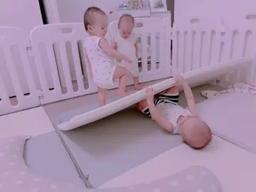 毎日何回もプレイマットで遊んでる😭こんなのでめちゃくちゃ楽しそう☺️だけど毎日プレイマットの下まで掃除できていないからやめて欲しい😭うちは、本当におもちゃ要らずなので、ある物をおもちゃにしがちです☺️ #3つ子 #一歳5ヶ月 #仲良し兄妹 
