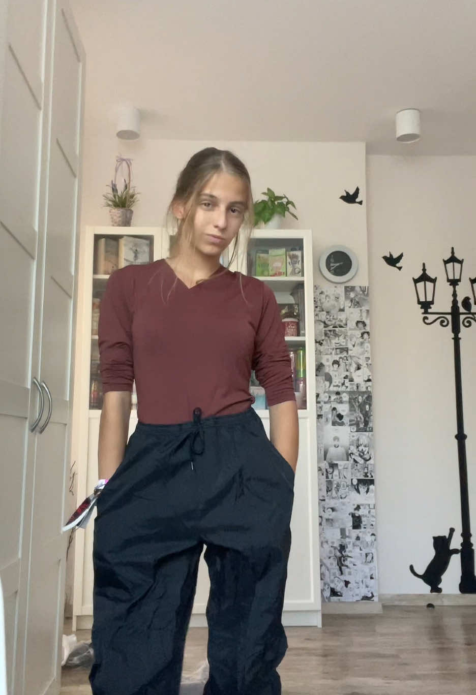 imádom, hogy a hajam egyre jobban esik szét a videó alatt😭😭 | mamuszt a háttérben ignoráljuk, utolag tűnt fel #outfitinspo #visszaasuliba #fyp #shitpost #backtoschool 