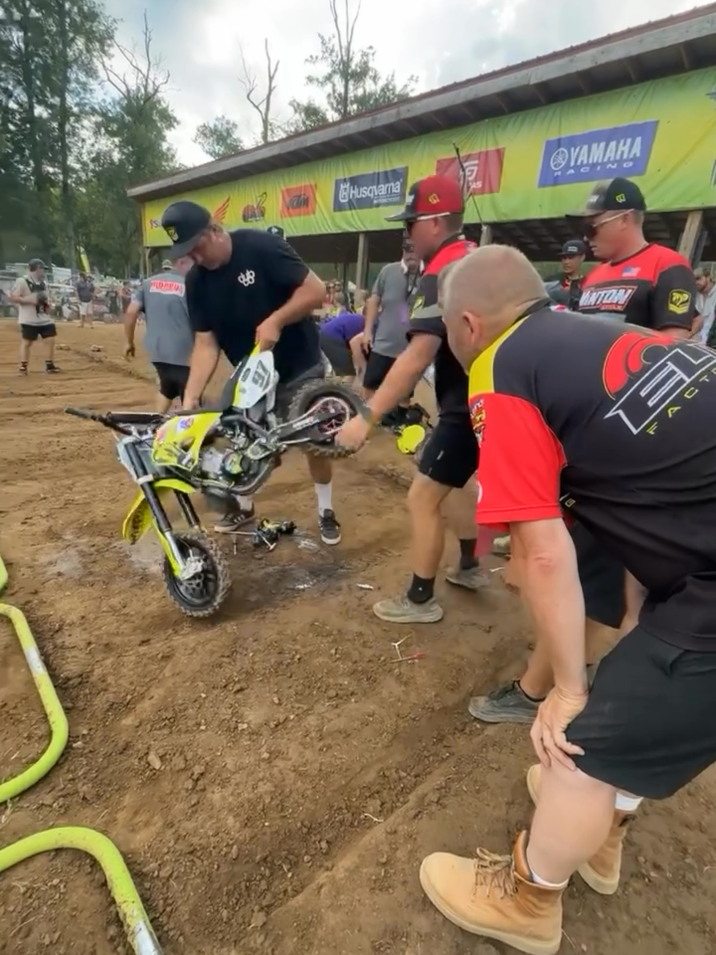 And the dad squad saves the day! 👏 ( 🎥 @jv_filmz ) #Unreel #Extreme #Bikelife #MX #Sendit