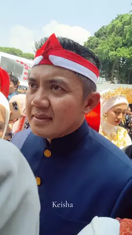 Tiap ketemu selalu buyar mau ngomong apa, ujung-ujungnya cuma bisa bilang: semoga sehat selalu 🙏 Abis itu malah random nyeletuk: salamin buat macaw nya ya pak 😆 beliau langsung kaget. mungkin dalam hati mikir: ape ni orang, tiba-tiba nyapa macaw 😭🙏 #seskabteddy #teddyindrawijaya #letkolteddy #fypシ゚ 