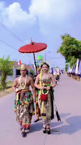 👸🏻🤴🏻 #karnavalkejagan #trowulan #maskot #hutri80indonesia🇮🇩 #mojokerto 