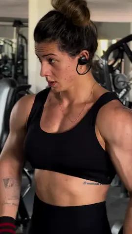 Érica Fernanda#flex #fbb #musclemommy #volimzenerazvijene #quads #bodybuilding #veins #biceps